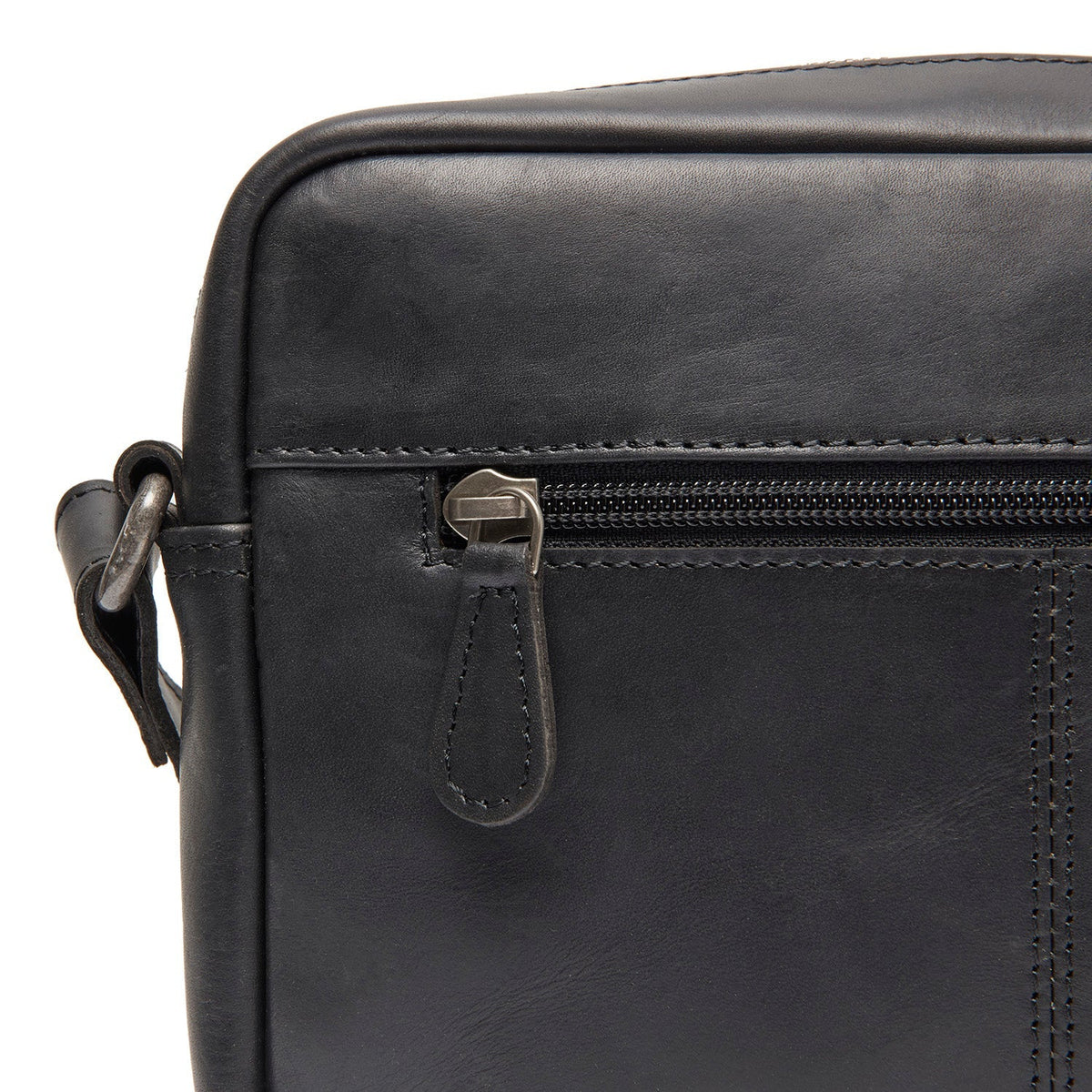 
100% Full-Grain Wax Pull-Up 100% Full-Grain Leather Grain Texture & Handcrafted Patina Detail