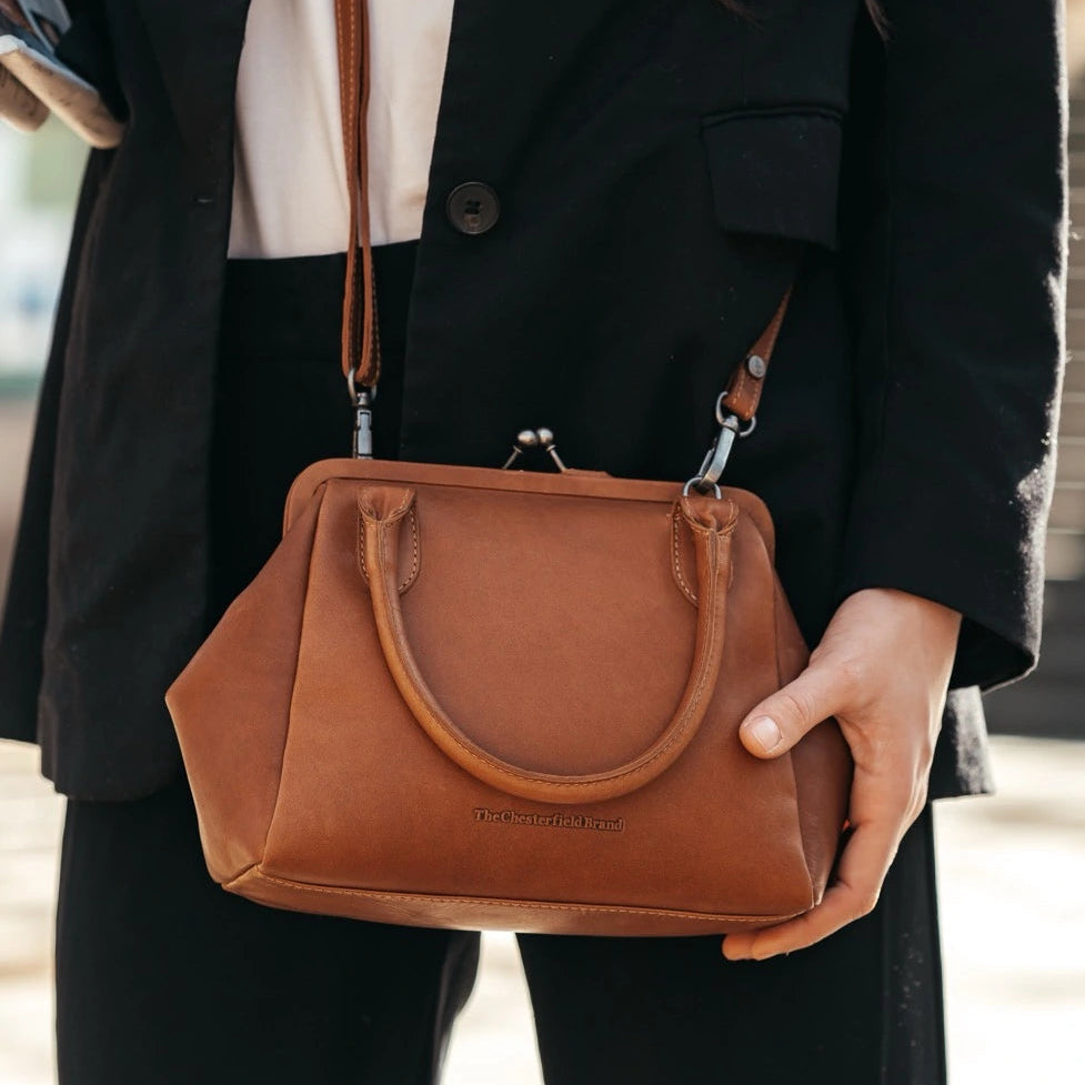 Tailored Rib Cuffs &amp; Hem Craftsmanship Construction Detail on Chili Full-Grain Leather Handbag pour Femme