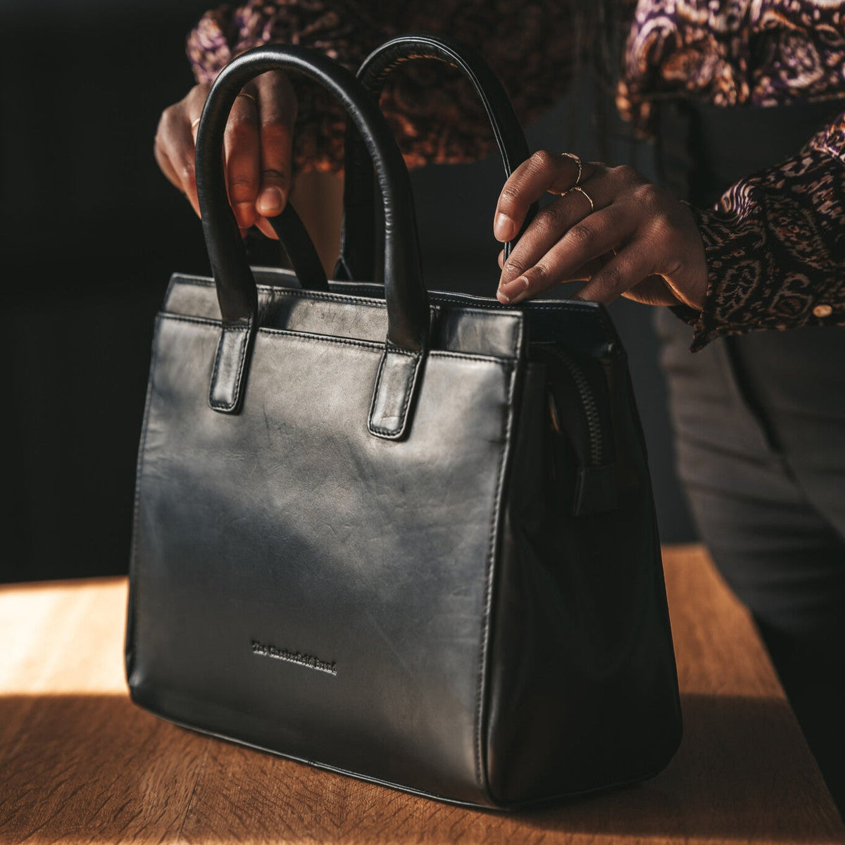 Garda Full-Grain Leather Handbag - Vue de profil mettant en valeur la coupe de manche ergonomique