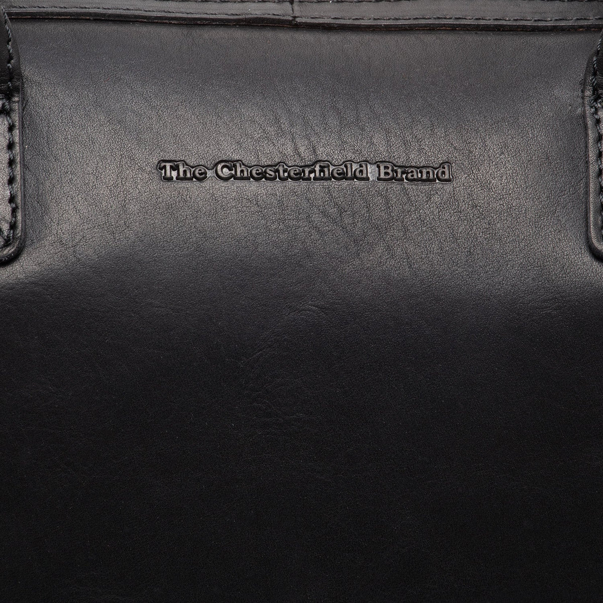 Vue détaillée of Classic Collar &amp; Heavy-Duty Zipper Hardware on Langton Full-Grain Leather Handbag pour Femme