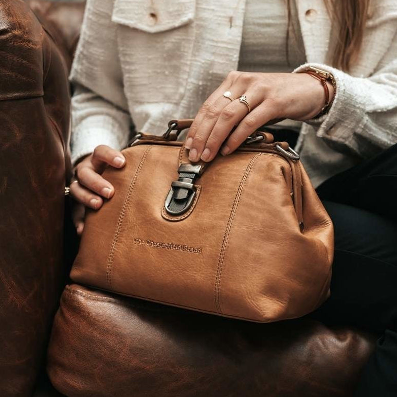 Tailored Rib Cuffs &amp; Hem Craftsmanship Construction Detail on Rachael Full-Grain Leather Handbag pour Femme