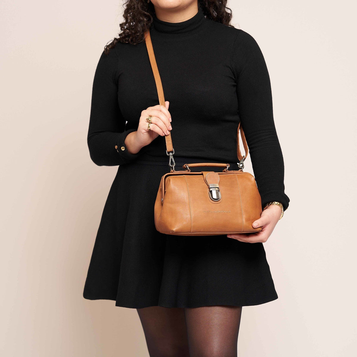 Styled Fit Perspective of Rachael Full-Grain Leather Handbag pour Femme on Model - Natural Daylight Drape
