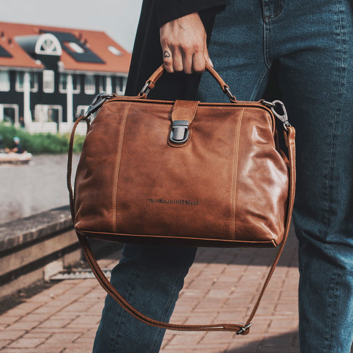 Styled Fit Perspective of Shaun Full-Grain Leather Handbag pour Femme on Model - Natural Daylight Drape