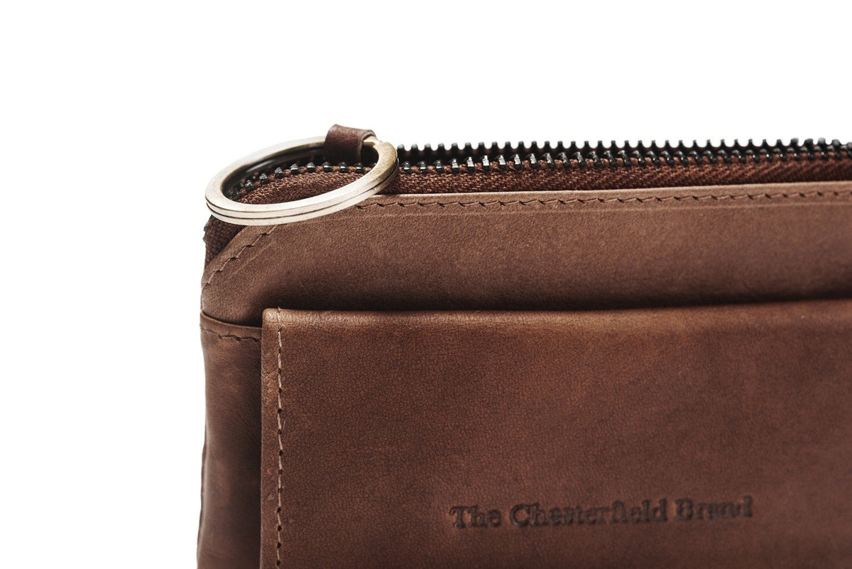 
Perspective portée de Oliver Cuir Pleine Fleur Key Case pour Femme sur modèle - Tombé naturel à la lumière du jour