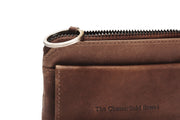 
Perspective portée de Oliver Cuir Pleine Fleur Key Case pour Femme sur modèle - Tombé naturel à la lumière du jour