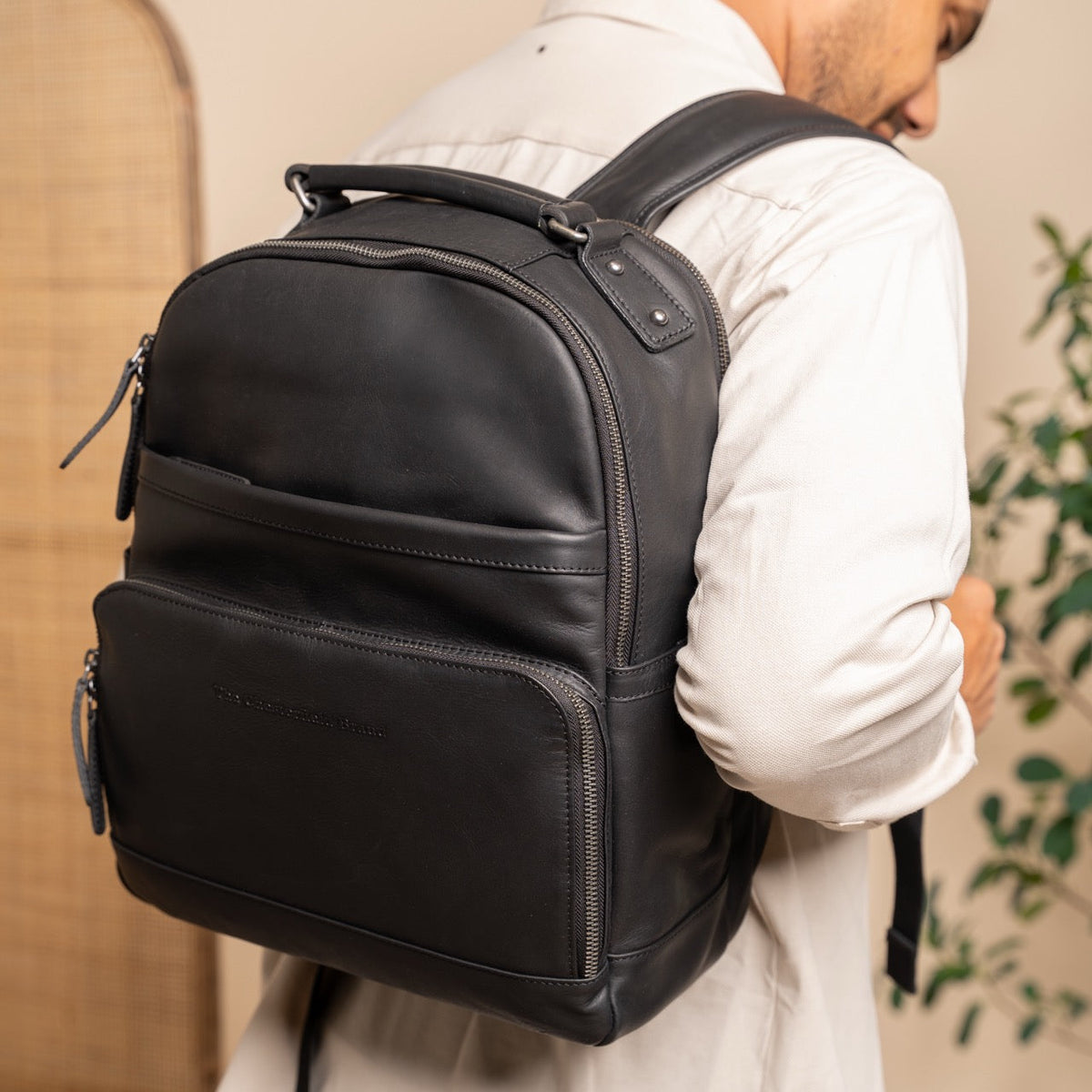 
Classic 100% Full-Grain leather Backpack - Perspective arrière montrant les bretelles en cuir renforcées