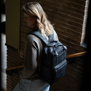 Calden Full-Grain Leather Laptop Backpack pour Femme - Structured Side Profile Showing Gusset Depth &amp; Expansion Capacity