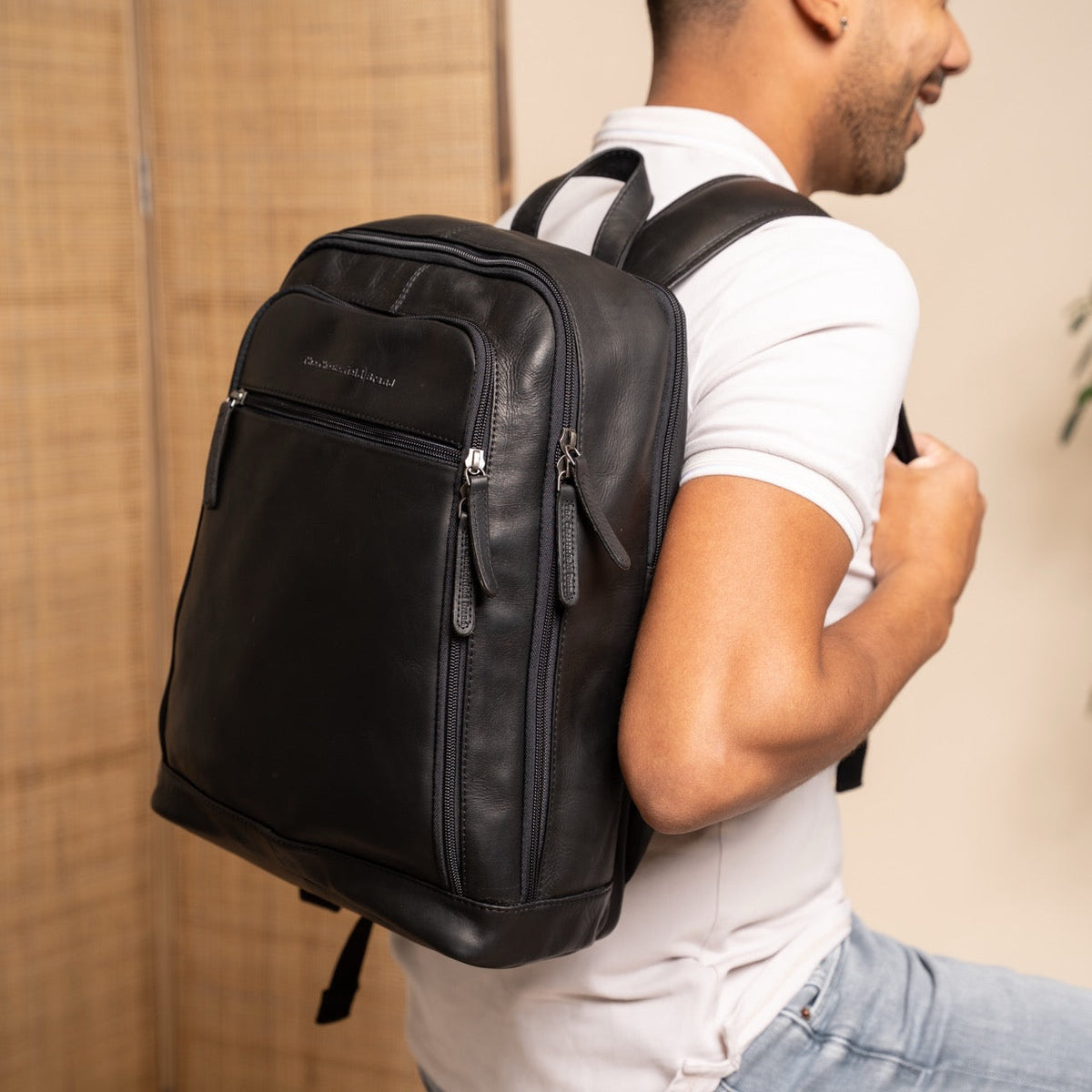 Classic 100% Full-Grain leather Backpack - Perspective arrière montrant les bretelles en cuir renforcées