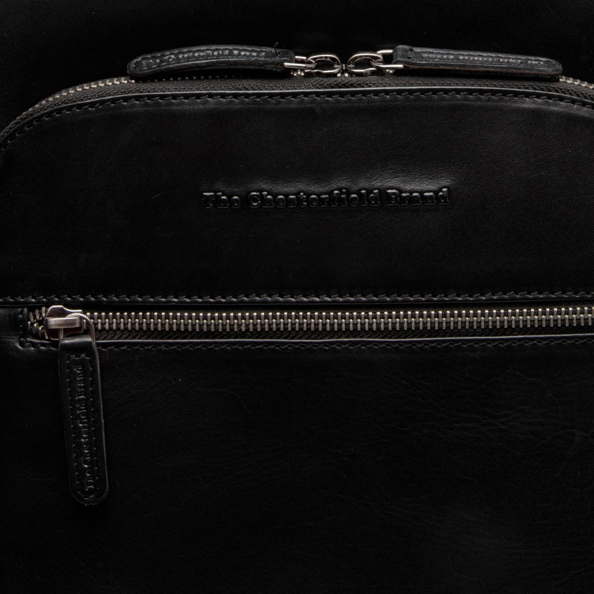 Solid Antique Brass Hardware &amp; Heavy-Duty Dual Zipper Detail on Maggiore Full-Grain Leather Laptop Backpack pour Homme