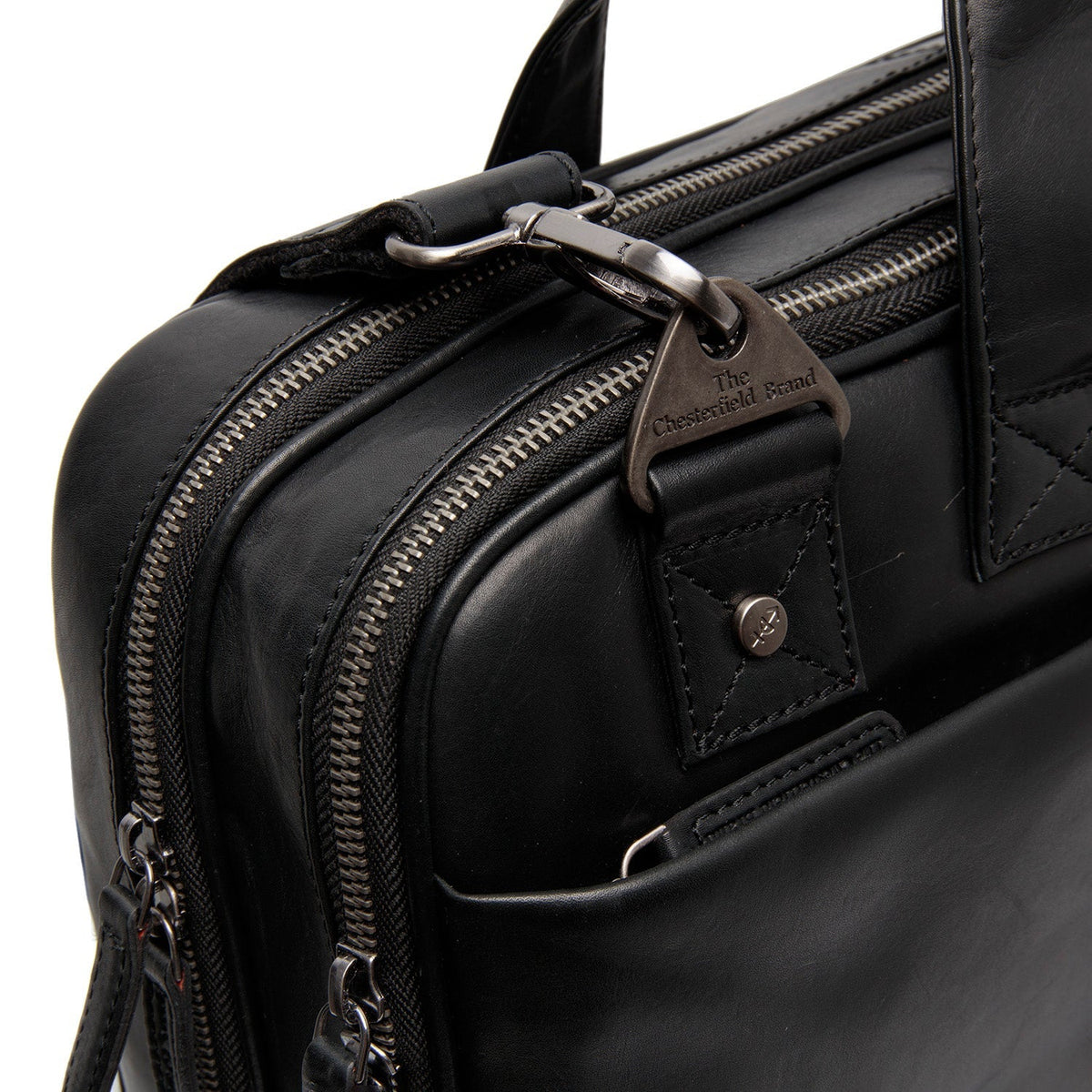 
Solid Antique Brass Hardware & Heavy-Duty Dual Zipper Detail on Iseo Sacoche d'ordinateur en cuir pleine fleur
