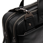 
Solid Antique Brass Hardware & Heavy-Duty Dual Zipper Detail on Iseo Sacoche d'ordinateur en cuir pleine fleur