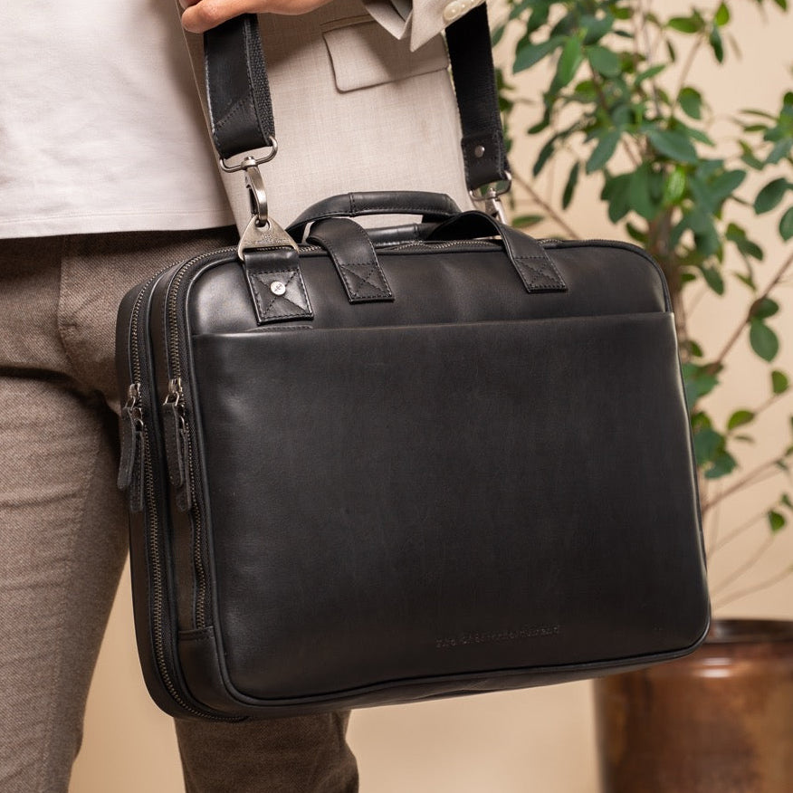 
Classic 100% Full-Grain leather Briefcase - Perspective arrière montrant les bretelles en cuir renforcées