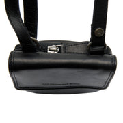 Vue détaillée of Classic Collar &amp; Heavy-Duty Zipper Hardware on Langley Full-Grain Leather Phone Bag pour Femme