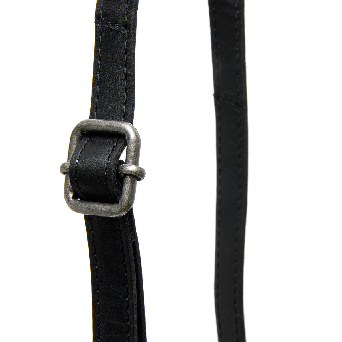 Tailored Rib Cuffs &amp; Hem Craftsmanship Construction Detail on Langley Full-Grain Leather Phone Bag pour Femme