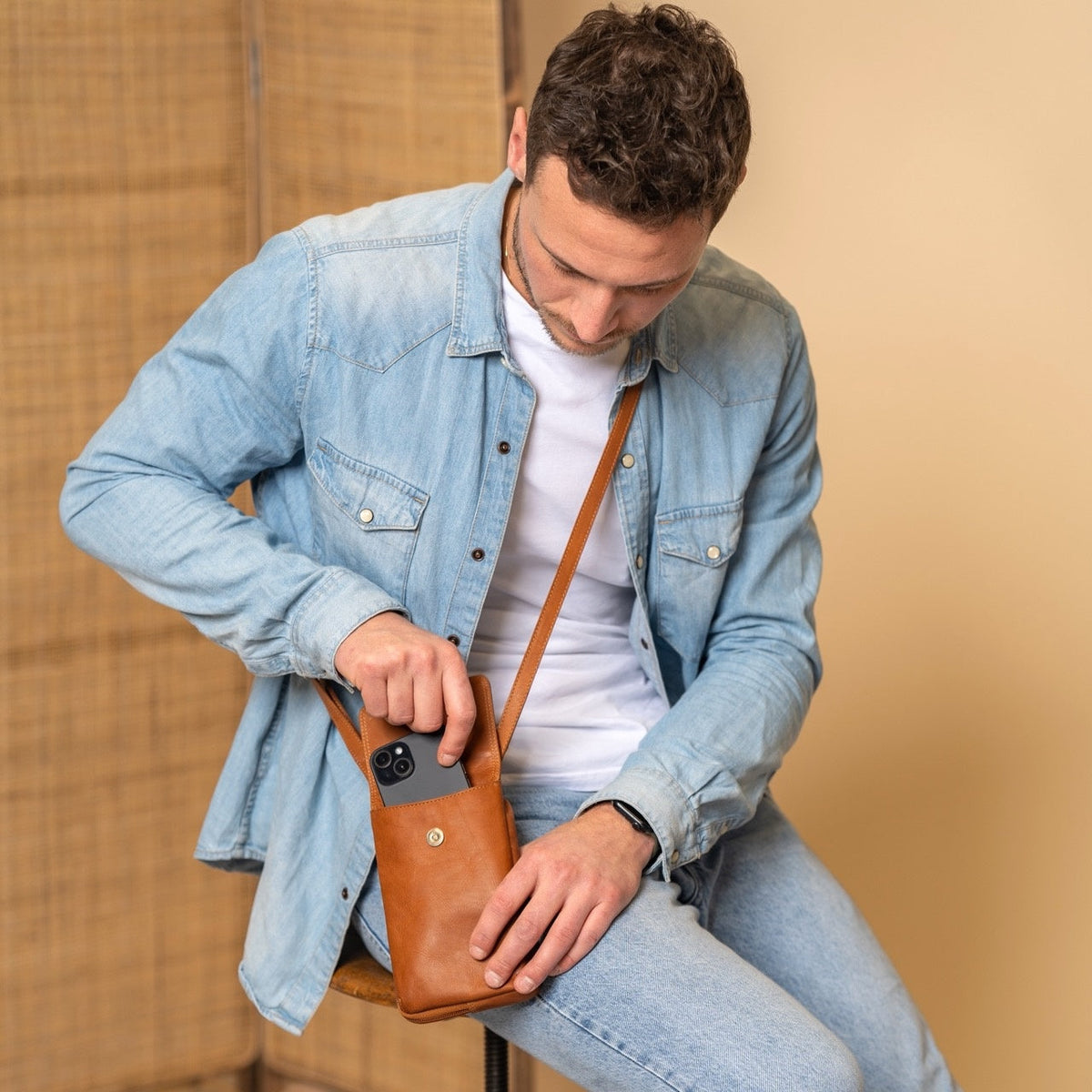 Langley Full-Grain Leather Phone Bag pour Femme – Vue produit alternative 3