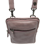 Vue détaillée of Classic Collar &amp; Heavy-Duty Zipper Hardware on Salta Full-Grain Leather Phone Bag pour Femme
