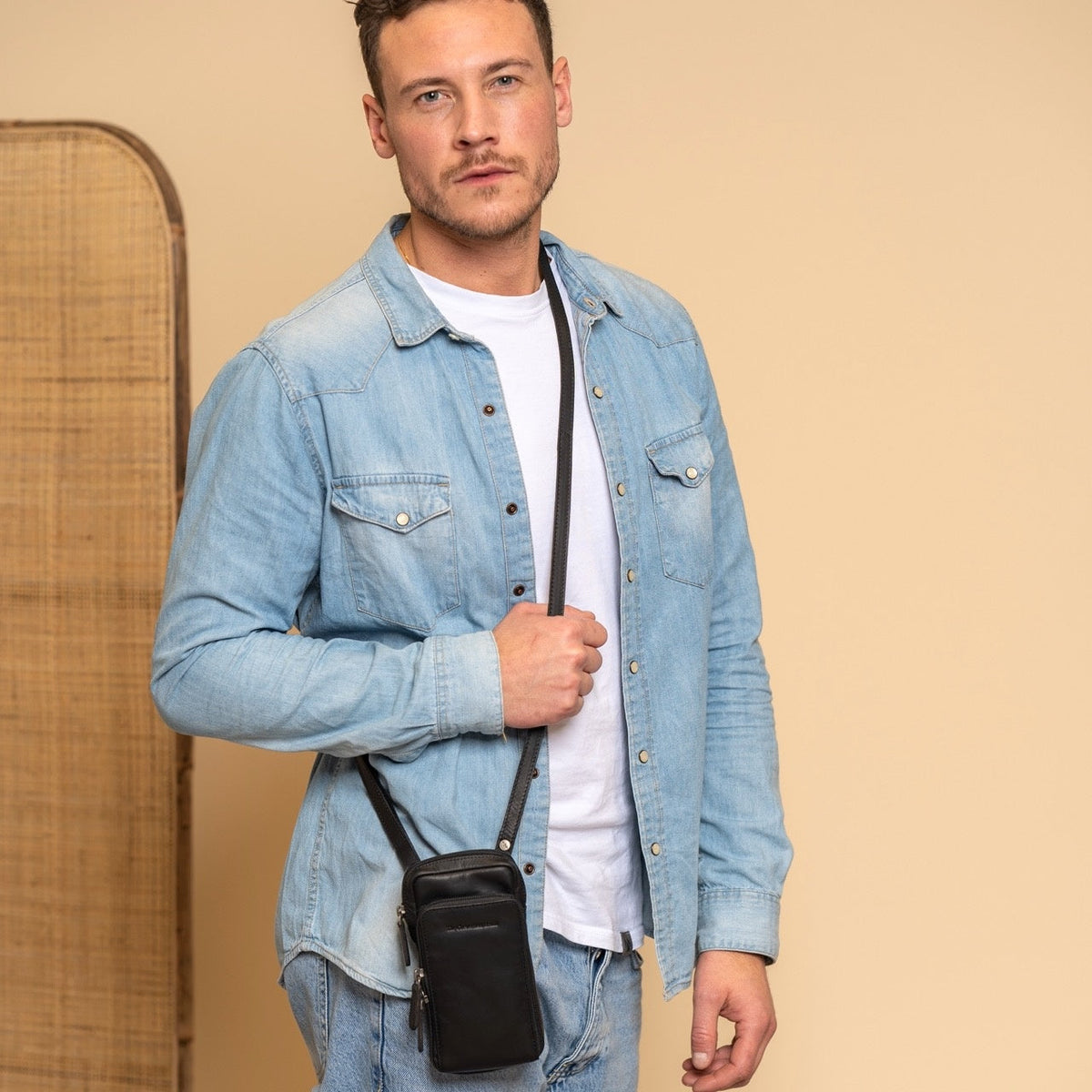 
Valdes Cuir Pleine Fleur Phone Bag - Vue de profil mettant en valeur la coupe de manche ergonomique