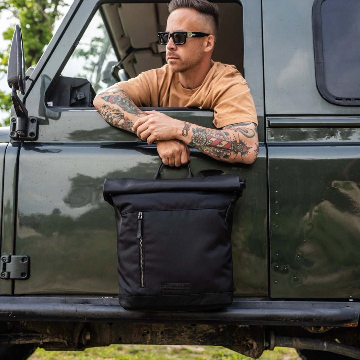 Bornholm Full-Grain Leather Roll-top Backpack pour Femme - Structured Side Profile Showing Gusset Depth &amp; Expansion Capacity