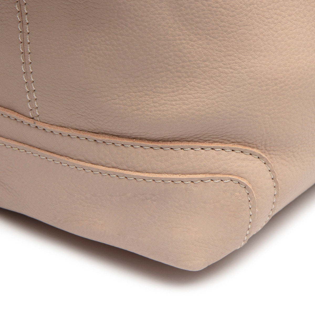 Solid Antique Brass Hardware &amp; Heavy-Duty Dual Zipper Detail on Astero Full-Grain Leather Shoulder Bag pour Femme