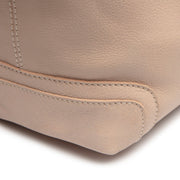 Solid Antique Brass Hardware &amp; Heavy-Duty Dual Zipper Detail on Astero Full-Grain Leather Shoulder Bag pour Femme
