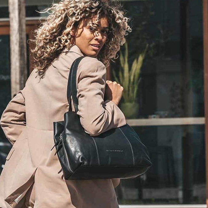 
Classic 100% Full-Grain leather Bag - Perspective arrière montrant les bretelles en cuir renforcées