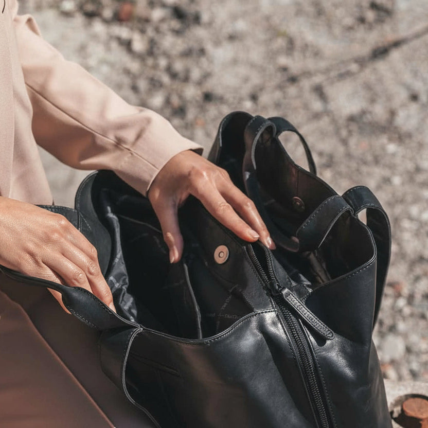 
Gail Sac bandoulière en cuir pleine fleur - Profil latéral structuré montrant la profondeur du soufflet