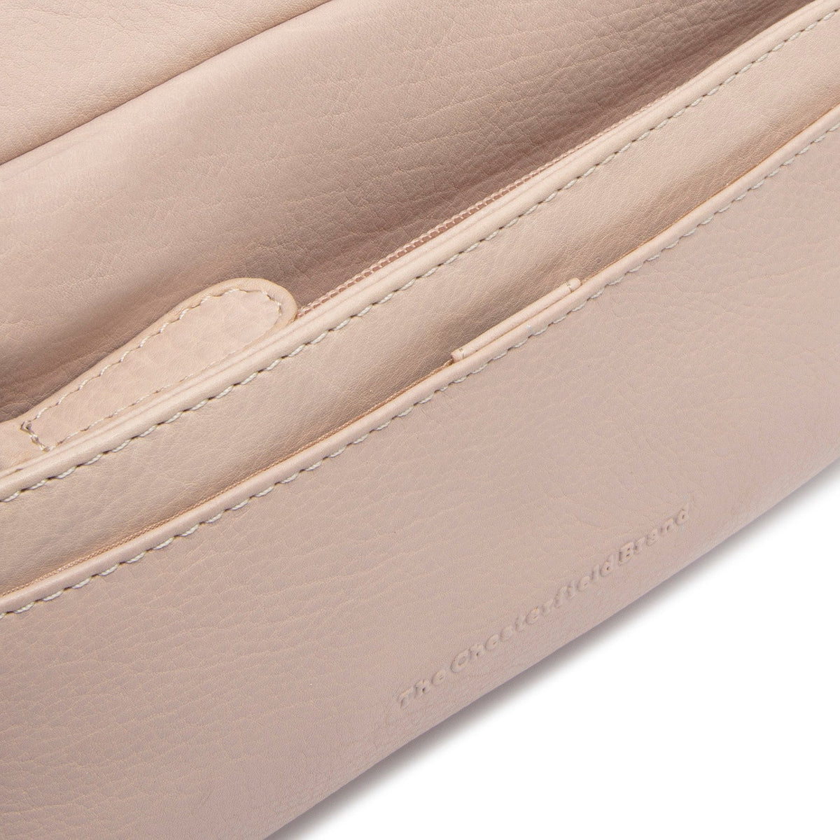Solid Antique Brass Hardware &amp; Heavy-Duty Dual Zipper Detail on Liora Full-Grain Leather Shoulder Bag pour Femme