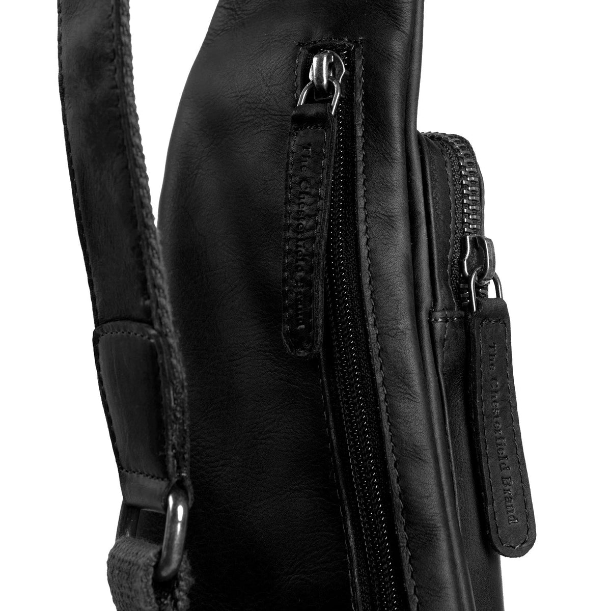 Solid Antique Brass Hardware &amp; Heavy-Duty Dual Zipper Detail on Leather Sling Bag Logan pour Femme