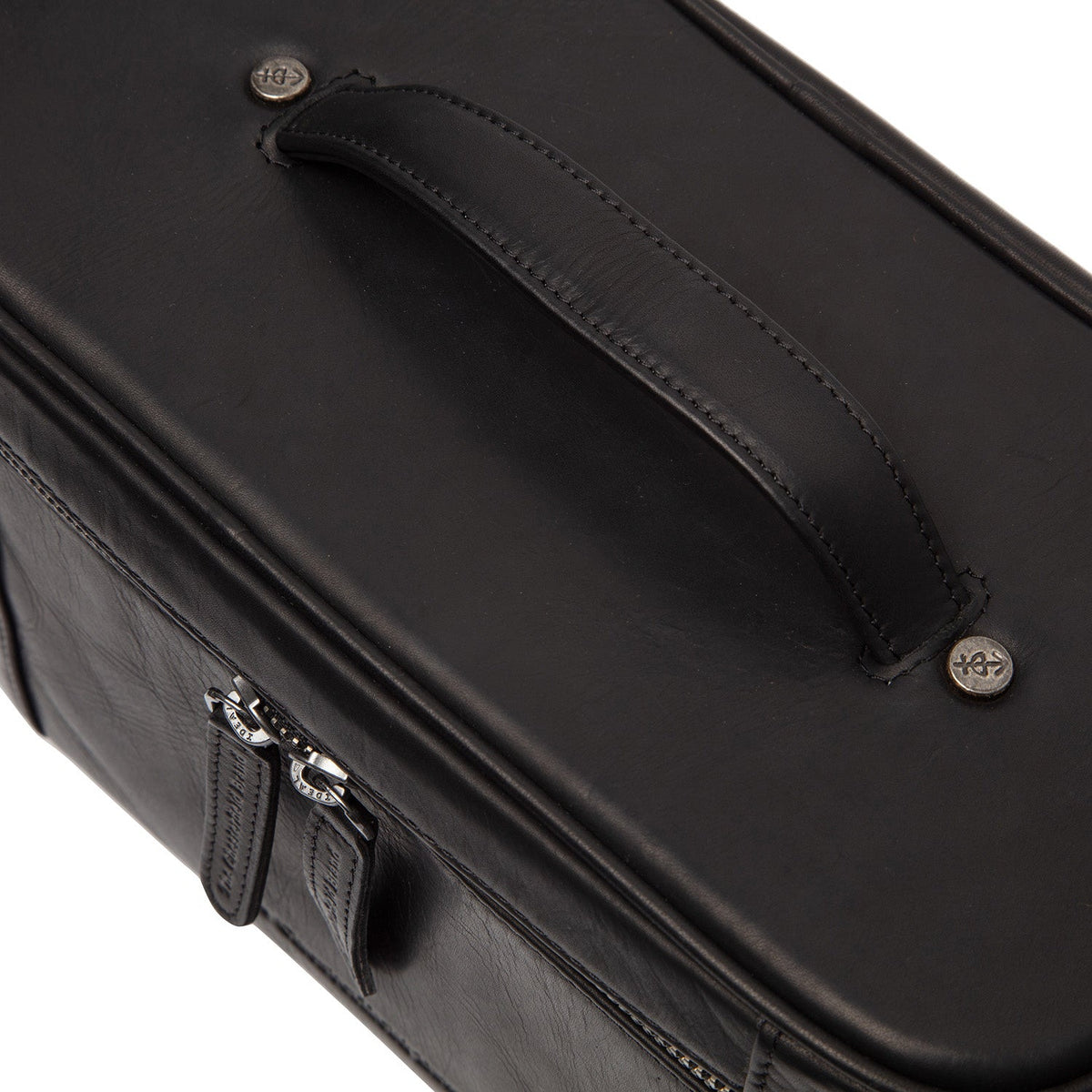 Vue détaillée of Classic Collar &amp; Heavy-Duty Zipper Hardware on Limone Full-Grain Leather Toiletry Bag pour Femme