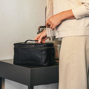 Limone Full-Grain Leather Toiletry Bag pour Femme - Vue de profil avec coupe de manche ergonomique