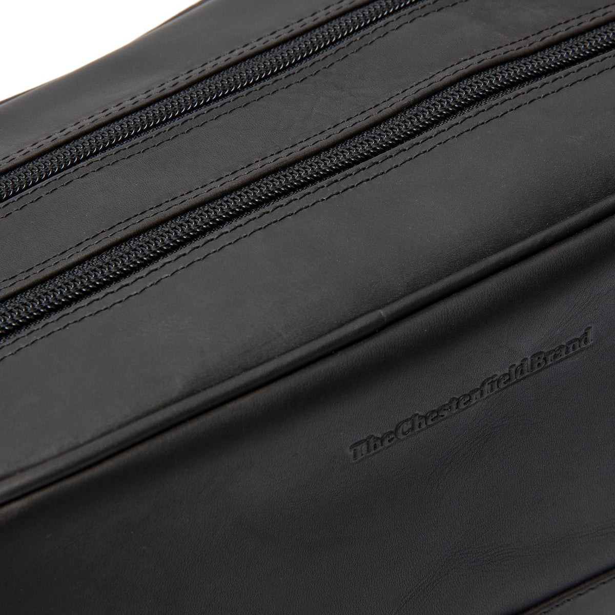 Tailored Rib Cuffs &amp; Hem Craftsmanship Construction Detail on Stacey Full-Grain Leather Toiletry Bag pour Femme