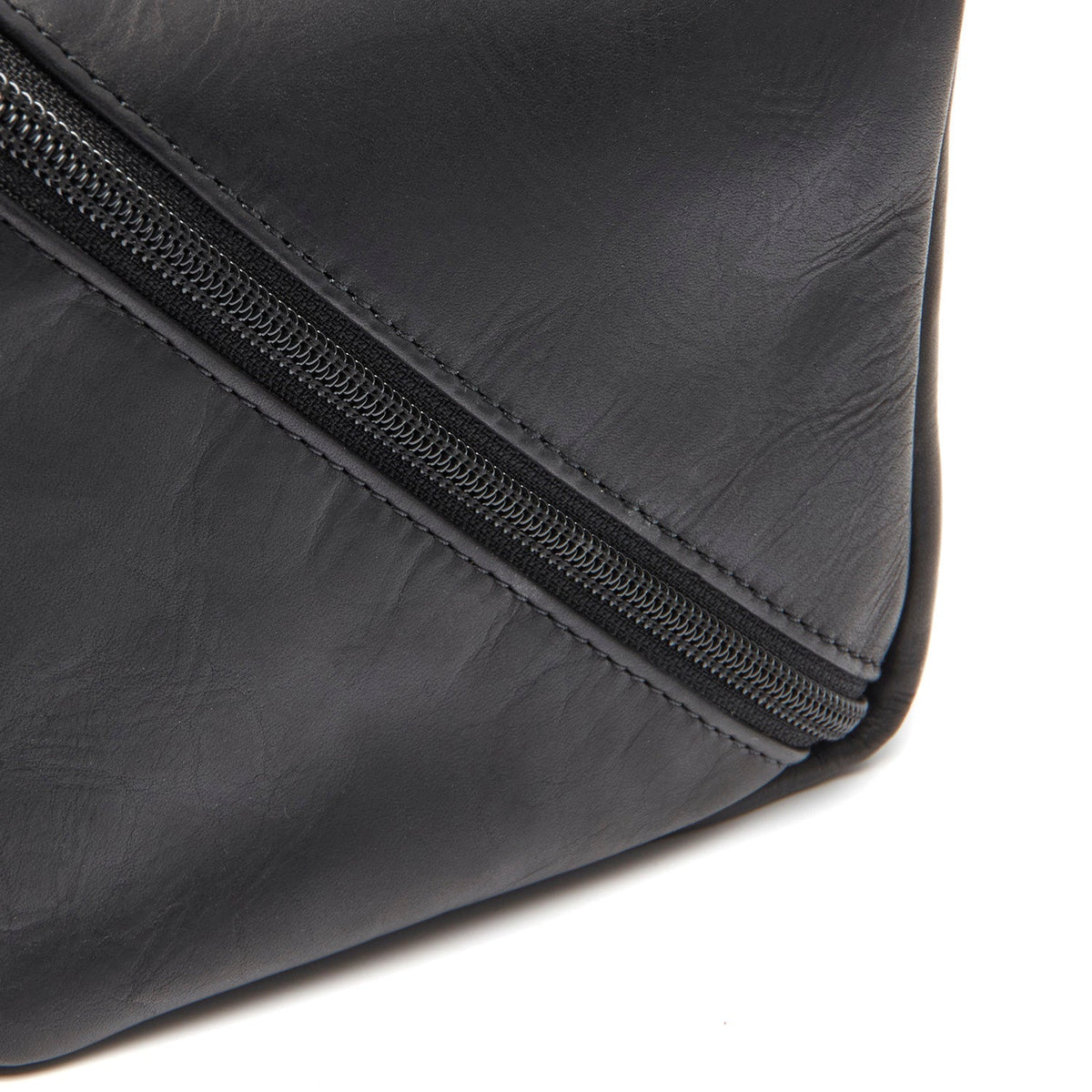 Vue détaillée of Classic Collar &amp; Heavy-Duty Zipper Hardware on Trevia Full-Grain Leather Toiletry Bag pour Femme