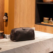 Styled Fit Perspective of Vince Full-Grain Leather Toiletry Bag pour Femme on Model - Natural Daylight Drape