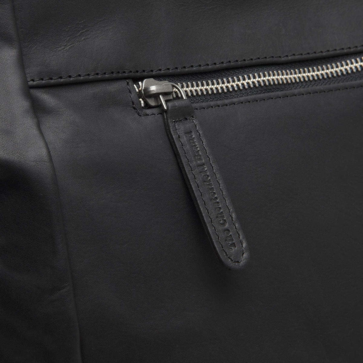 
Solid Antique Brass Hardware & Heavy-Duty Dual Zipper Detail on Berlin Sac cabas en cuir pleine fleur