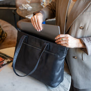 Solid Antique Brass Hardware &amp; Heavy-Duty Dual Zipper Detail on Osira Full-Grain Leather Tote Bag pour Femme