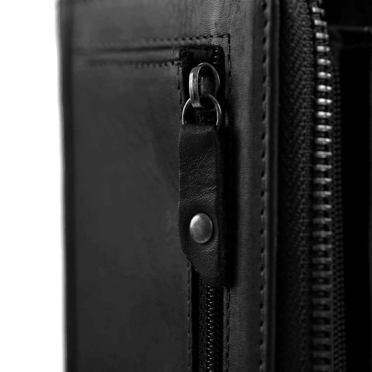 Solid Antique Brass Hardware &amp; Heavy-Duty Dual Zipper Detail on Nova Full-Grain Portefeuille en Cuir pour Femme