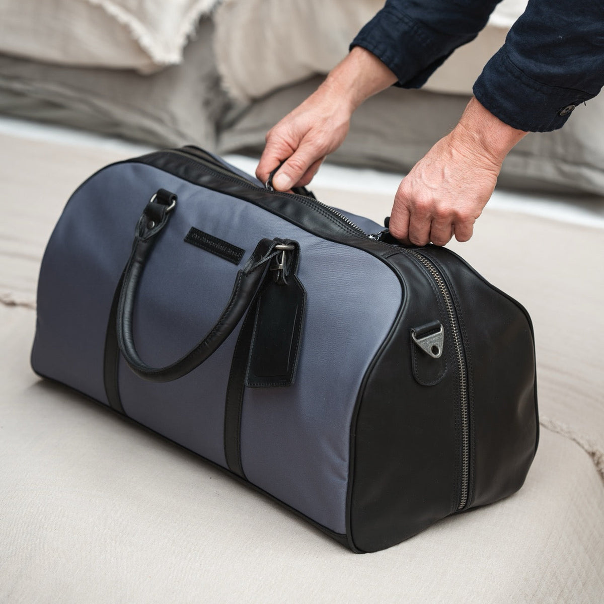 Tornio Full-Grain Leather Weekender Bag pour Femme - Structured Side Profile Showing Gusset Depth &amp; Expansion Capacity