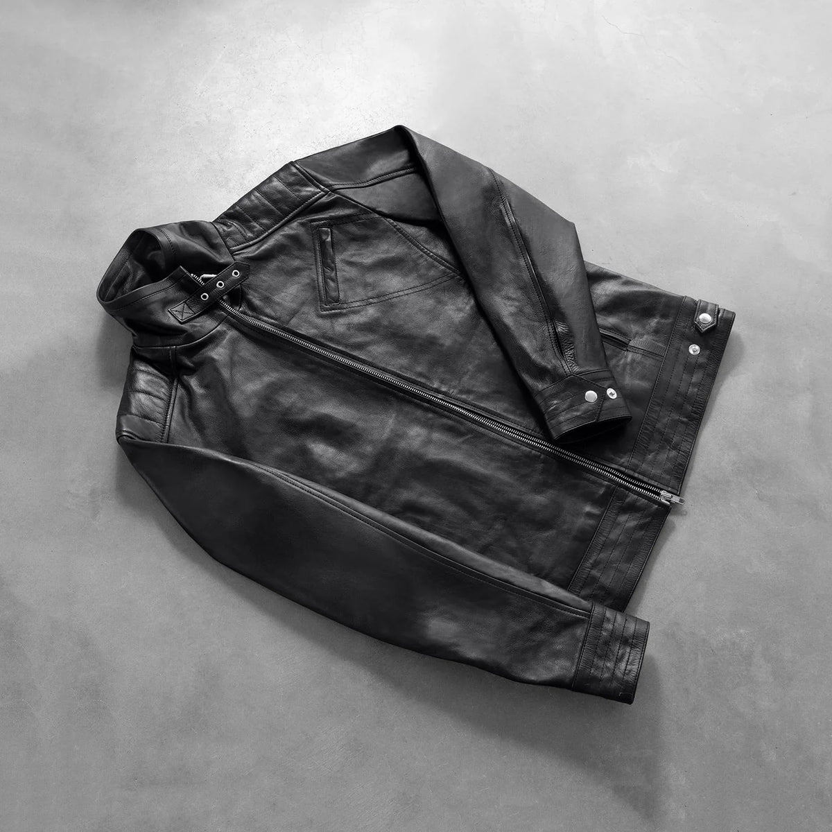 
Perspective portée de Legacy Noir Veste Motard en Cuir pour Homme sur modèle - Tombé naturel à la lumière du jour
