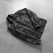 
Perspective portée de Legacy Noir Veste Motard en Cuir pour Homme sur modèle - Tombé naturel à la lumière du jour