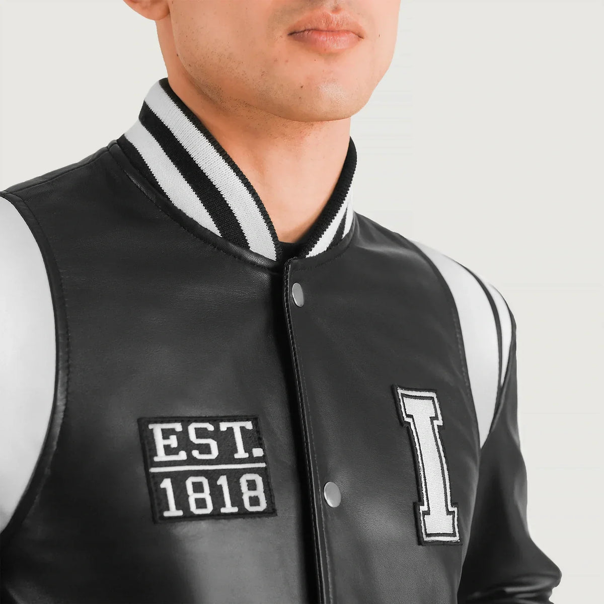 Vue détaillée of Varsity &amp; Snap Button Hardware on Liberte Illinois Noir Leather Varsity Veste en Cuir pour Homme