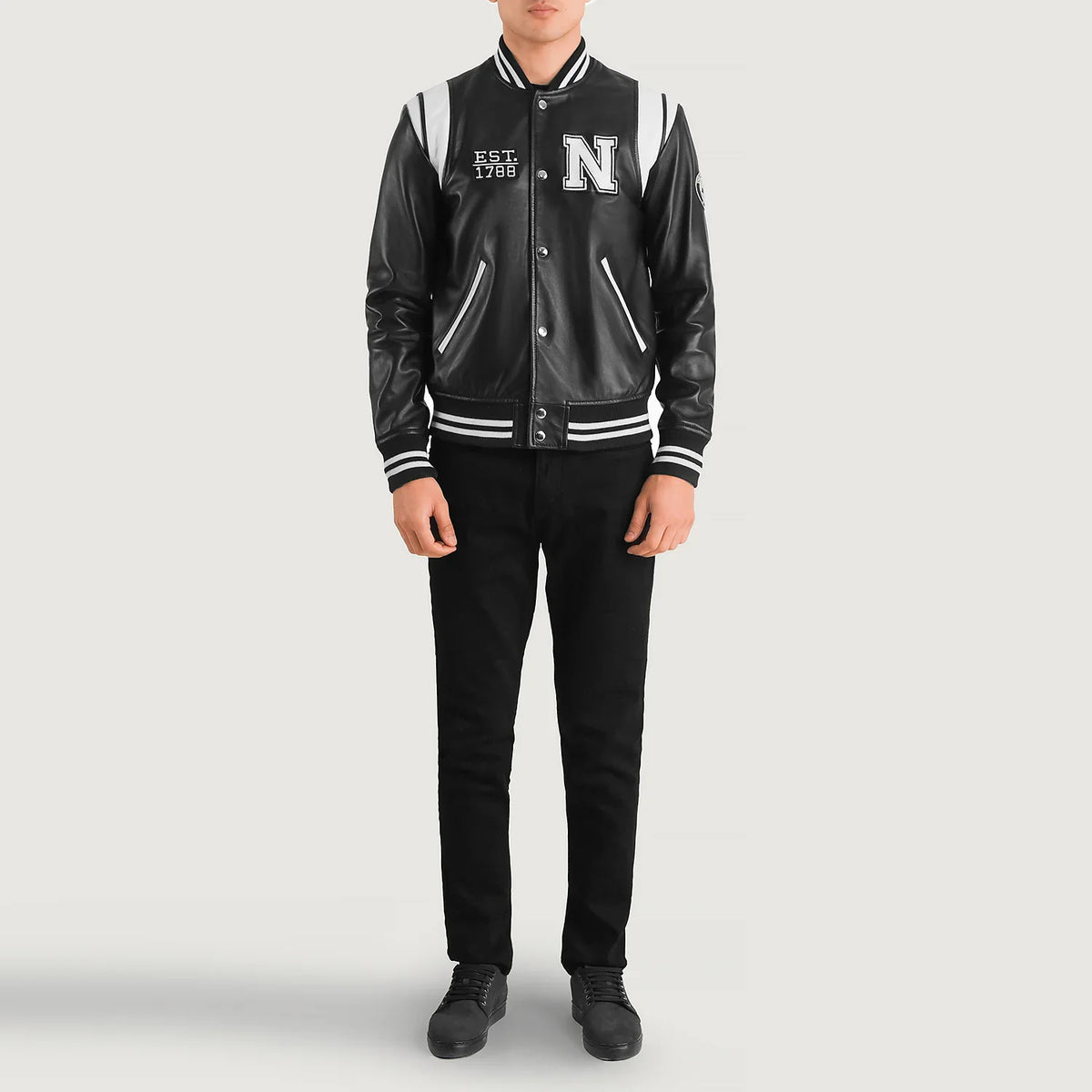 Liberte New York Noir Leather Varsity Veste en Cuir pour Homme - Vue de profil avec coupe de manche ergonomique