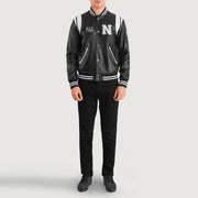 Liberte New York Noir Leather Varsity Veste en Cuir pour Homme - Vue de profil avec coupe de manche ergonomique