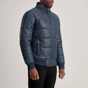 
Perspective portée de Lucas Blue Leather Puffer Bomber Jacket sur modèle - Tombé naturel à la lumière du jour