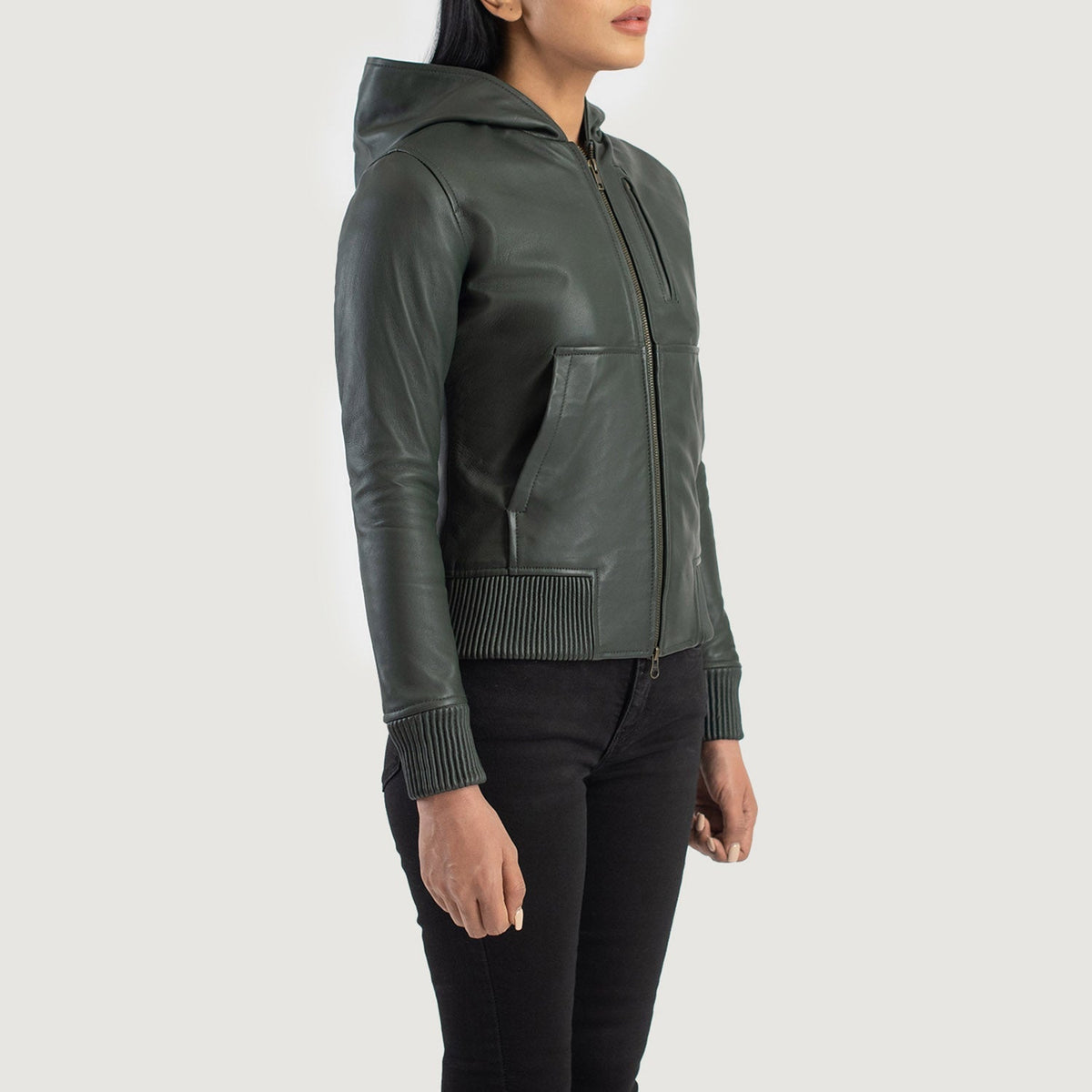 
Perspective portée de Luna Blue Hooded Leather Bomber Jacket sur modèle - Tombé naturel à la lumière du jour