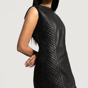 Vue détaillée of Classic Collar &amp; Zipper on back Hardware on Women's Luxe Noir Leather Dress pour Femme