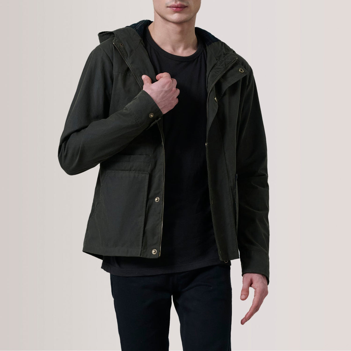 Marlo Olive Canvas Hooded Work Veste en Cuir pour Homme For Men in Olive Waxed Cotton Canvas - Vue de face &amp; silhouette ajustée | Acheter en ligne