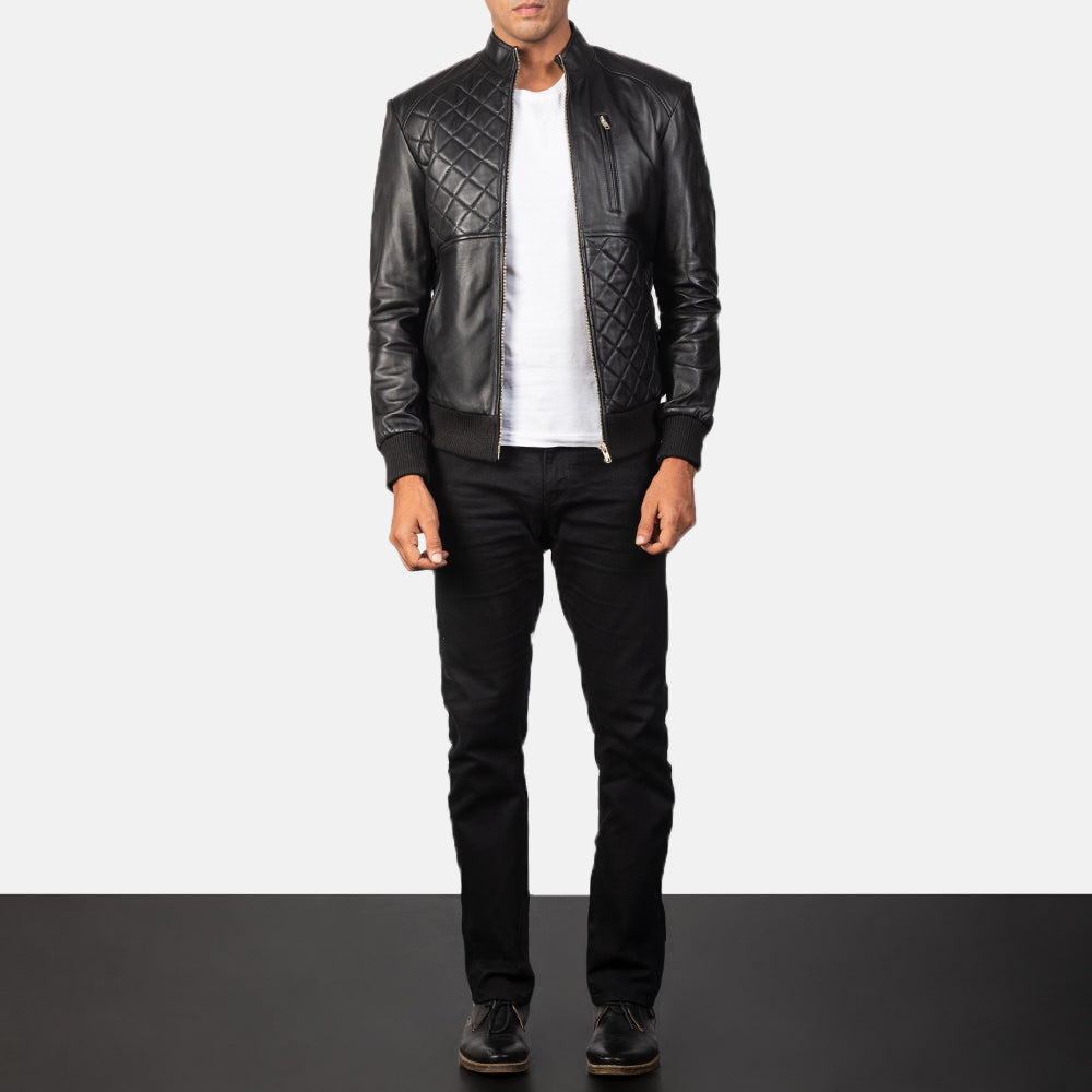 Moda Black Leather Bomber Jacket - Vue de profil avec coupe de manche ergonomique