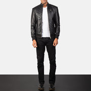 Moda Black Leather Bomber Jacket - Vue de profil avec coupe de manche ergonomique