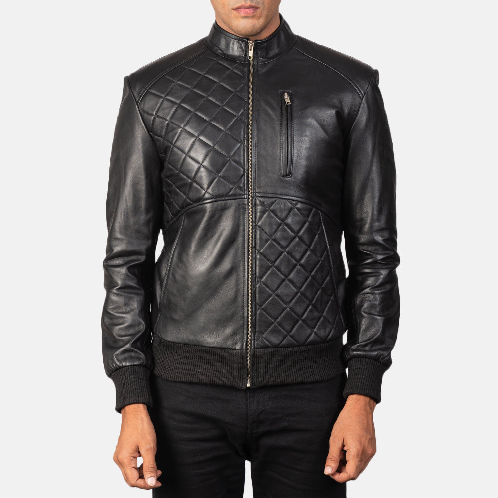 Vue détaillée of Band &amp; Zipper Hardware on Moda Black Leather Bomber Jacket