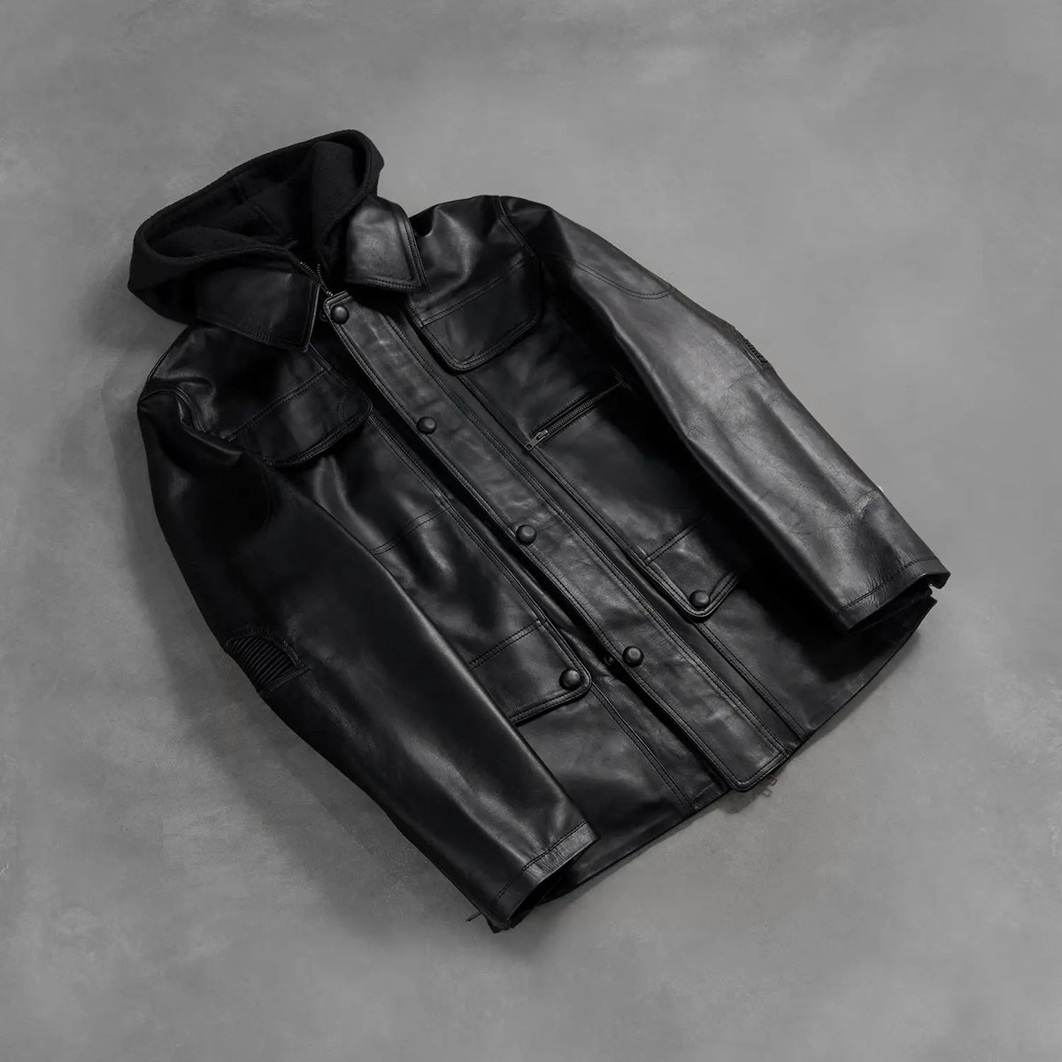 Zipper &amp; Hem Craftsmanship Construction Detail on Men's Moulder Hooded Noir Veste en Cuir pour Homme